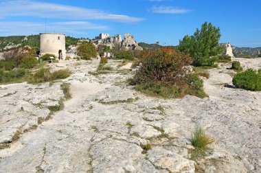 Ortaçağ köyü Les Baux de Provence 'ın kayalık ve resimli masasının etrafında.
