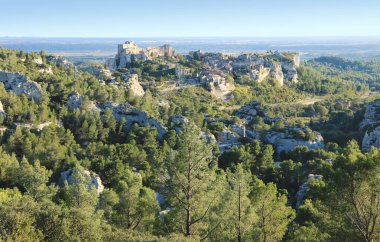 Ortaçağ köyü Les Baux de Provence 'ın kayalık ve resimli masasının etrafında.