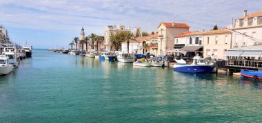 Kanal, küçük Grau du Roi kasabasını balıkçı tekneleri ve gezici tekneleriyle geçiyor..