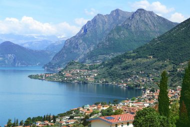 İtalya 'nın Iseo Gölü ve merkezindeki Monte Isola adası..