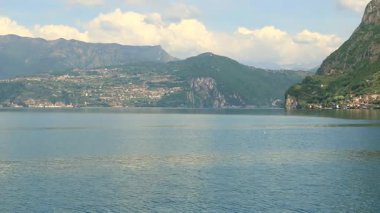 İtalya 'nın Iseo Gölü ve merkezindeki Monte Isola adası..