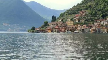 İtalya 'nın Iseo gölündeki Monte Isola adasındaki küçük balıkçı köyü Maraglio' da..