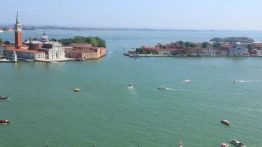 Venedik gölünün ötesinde, San Giorgio Maggiore ve adaları.