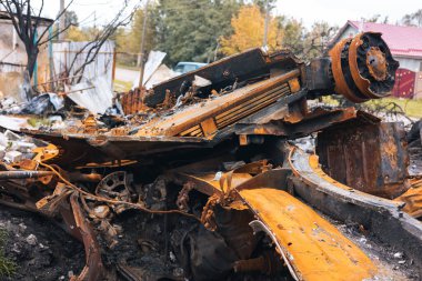 Ukrayna 'daki savaş, parçalanmış Rus tankı, mühimmat patlaması, tank kalıntıları, Kharkiv bölgesi