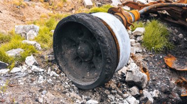 Ukrayna 'da savaş, tahrip edilmiş bir tank, mühimmat patlaması, bir tank silindiri, Kharkiv bölgesinin kuyusuna yakın bir yerden sökülmüş.