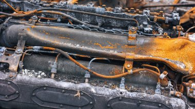 Ukrayna 'daki savaş, tankı yok etmek, tank motorunu yok etmek, Kharkiv bölgesine yakın plan,