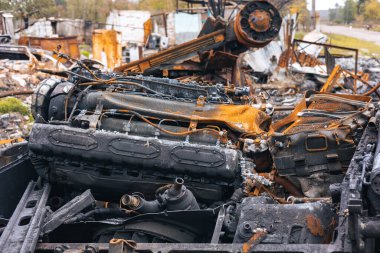 Ukrayna 'da savaş, imha edilmiş tank, mühimmat patlaması, imha edilmiş tank motoru.