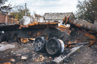 Ukrayna 'da savaş, imha edilmiş Rus tankı, mühimmat patlaması, taretsiz tank, Izyum Harkiv bölgesi