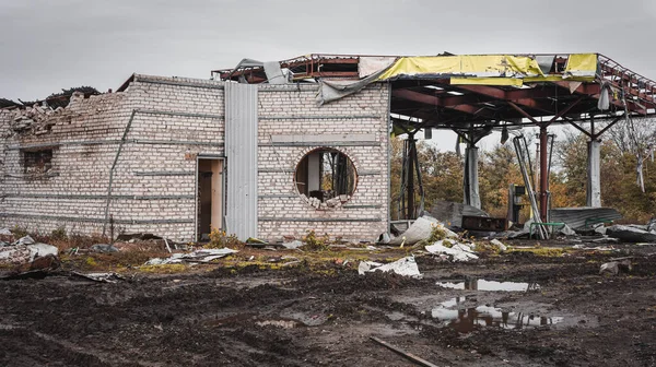 Válka Ukrajině Boje Výbuchem Poškozená Budova Zničená Čerpací Stanice Region — Stock fotografie