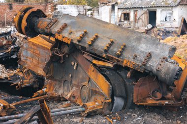 Ukrayna 'da savaş, imha edilmiş Rus tankı, mühimmat patlaması, Kharkiv bölgesinin ön zırhı yırtılmış.
