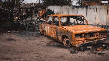Ukrayna 'da savaş, tahrip edilmiş sivil araba, yanmış araba, yan görüş. Kharkiv bölgesi