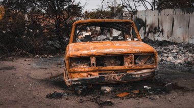 Ukrayna 'da savaş, tahrip edilmiş sivil araba, yanmış araba, ön manzara. Kharkiv bölgesi