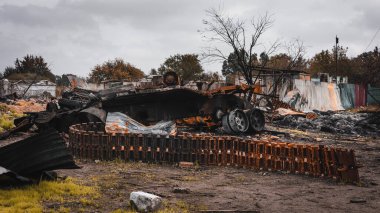 Ukrayna 'da savaş, taretsiz tank, imha edilmiş Rus tankı, mühimmat patlaması, tank kalıntıları, Harkiv bölgesi