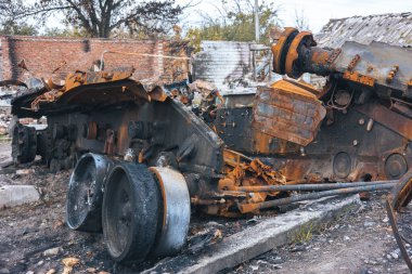 Ukrayna 'da savaş, imha edilmiş Rus tankı, mühimmat patlaması, tank kalıntıları, Harkiv bölgesi