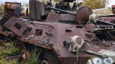 Ukrayna 'daki savaş, Rus teçhizatı mezarlığı, zırhlı personel taşıyıcısı, cephe manzarası, askeri teçhizat imha. Izyum şehri, Kharkiv bölgesi.