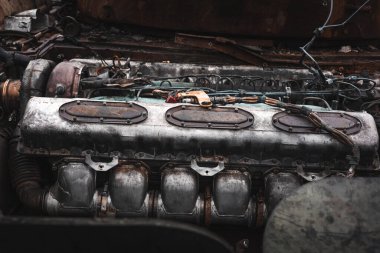 Ukrayna 'da savaş, imha edilmiş tank, tank motoru, Izyum şehri, Harkiv bölgesi.