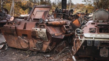 Ukrayna 'daki savaş, askeri teçhizat mezarlığı, Rusya' nın askeri teçhizatı, İzyum şehri, Harkiv bölgesi.