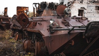 Ukrayna 'daki savaş, Rus teçhizatı mezarlığı, zırhlı personel taşıyıcısı, cephe manzarası, askeri teçhizat imha. Izyum şehri, Kharkiv bölgesi.