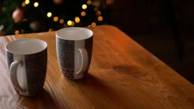 Noel atmosferi, Noel süslemeleri, Noel ağacının arka planında kupalar