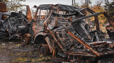 Ukrayna 'da savaş, tahrip edilmiş ekipman mezarlığı, parçalanmış bir kamyon, askeri bir kamyon, Izyum şehri, Harkiv bölgesi