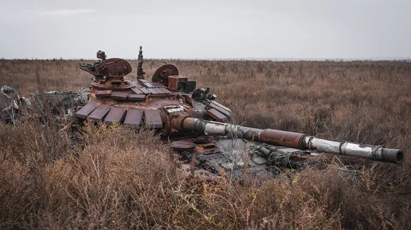 Krig Ukraina Förstörd Tank Förstörd Tank Står Ett Fält Staden — Stockfoto