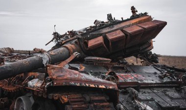 Ukrayna 'da savaş, Yırtık taretli bir tank, yakın plan, Kharkiv bölgesi