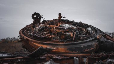 Ukrayna 'da savaş, imha edilmiş tank, mühimmat patlaması, tank tareti, Harkiv bölgesi