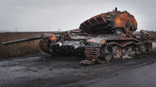 Ukrayna, ayrık taretli Rus tankı Izyum şehri Kharkiv bölgesinde yol kenarında duruyor.