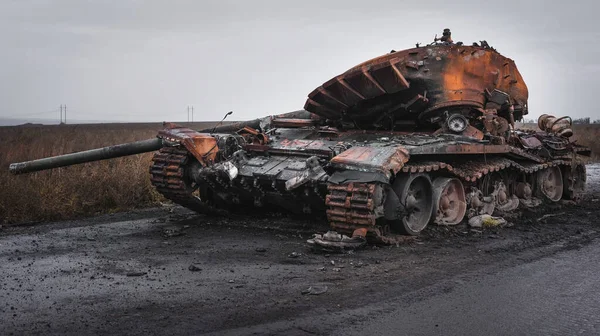 Ukrayna Ayrık Taretli Rus Tankı Izyum Şehri Kharkiv Bölgesinde Yol Stok Resim