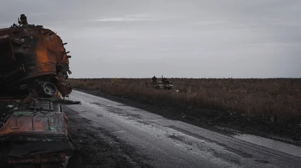 Ukrayna Savaş Iki Tahrip Edilmiş Tank Kharkiv Bölgesi Kuru Üzüm Telifsiz Stok Imajlar
