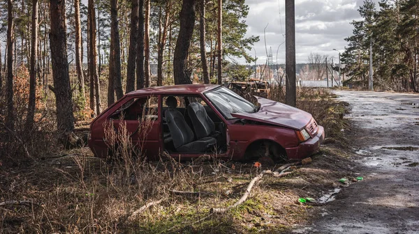 Ukrayna Savaş Yol Kenarında Terk Edilmiş Araba Hasarlı Araba Irpin Telifsiz Stok Fotoğraflar