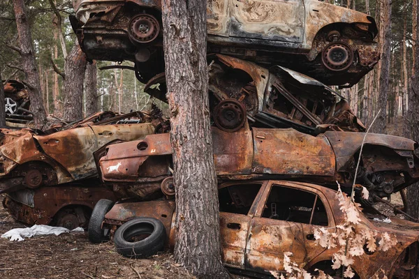 Ukrayna Savaş Yanmış Sivil Arabalar Tahrip Edilmiş Araba Yığını Irpin - Stok İmaj