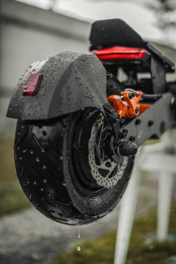 Mobilet yıkamak, ıslak arka tekerlek yakın çekim, elektrikli scooter yıkamak.