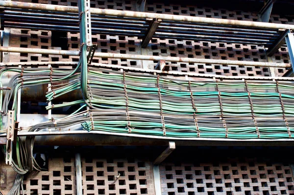 Eski Bir Endüstriyel Fabrikada Kablo Döşeme — Stok fotoğraf