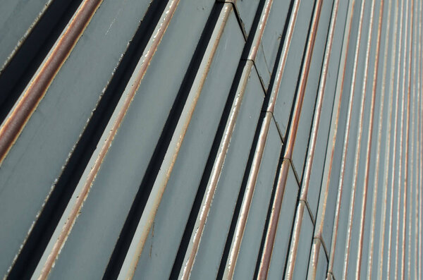 Weatherproof steel facade made of corrugated iron