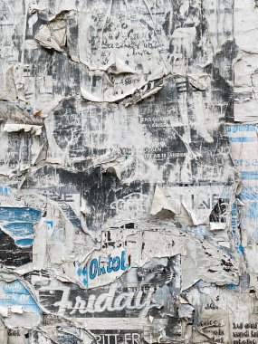 Çürümüş ve okunamaz posterleri olan şehir reklam panosu.