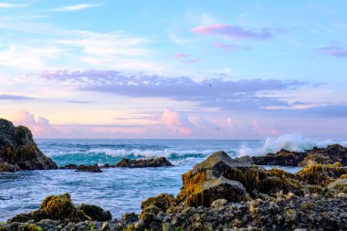 Sawarna Sahili Güzel gökyüzü ve büyük kayalar sahili süslüyor.