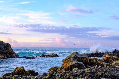 Sawarna Sahili Güzel gökyüzü ve büyük kayalar sahili süslüyor.