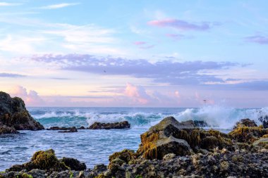 Sawarna Sahili Güzel gökyüzü ve büyük kayalar sahili süslüyor.