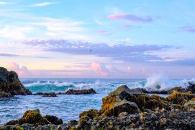 Sawarna Sahili Güzel gökyüzü ve büyük kayalar sahili süslüyor.