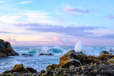 Sawarna Sahili Güzel gökyüzü ve büyük kayalar sahili süslüyor.