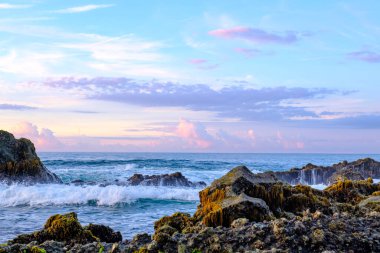 Sabahın erken saatlerinde sakin sawarna sahili ve yosunlu ama güzel kayalar.