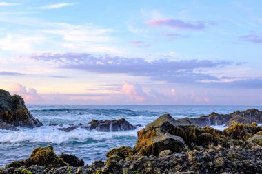 Sabahın erken saatlerinde sakin sawarna sahili ve yosunlu ama güzel kayalar.