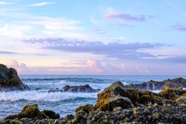 Sabahın erken saatlerinde sakin sawarna sahili ve yosunlu ama güzel kayalar.