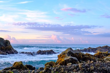 Sabahın erken saatlerinde sakin sawarna sahili ve yosunlu ama güzel kayalar.