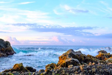Sabahın erken saatlerinde sakin sawarna sahili ve yosunlu ama güzel kayalar.