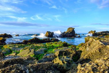 Sawarna Sahili Güzel gökyüzü ve büyük kayalar sahili süslüyor.