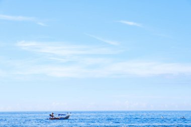 Sawarna Sahili Güzel gökyüzü ve büyük kayalar sahili süslüyor.