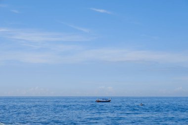 Sawarna Sahili Güzel gökyüzü ve büyük kayalar sahili süslüyor.
