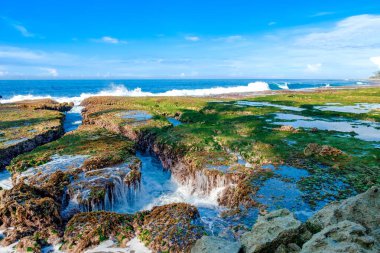 Sawarna Sahili Güzel gökyüzü ve büyük kayalar sahili süslüyor.